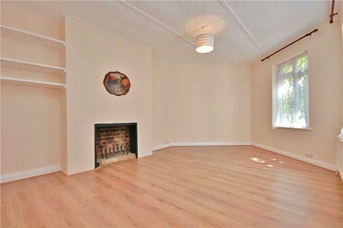 3 Bedroom Flat To Rent In Florida Court, Station Approach, Staines-Upon-Thames, TW18