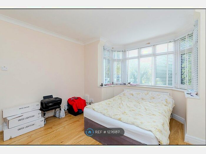 3 Bedroom Semi-Detached House To Rent In Spur Road, Orpington BR6