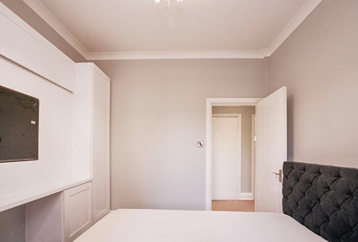 1 Bedroom Flat To Rent In Prince Of Wales Apartments, Esplanade, Scarborough, North Yorkshire, YO11