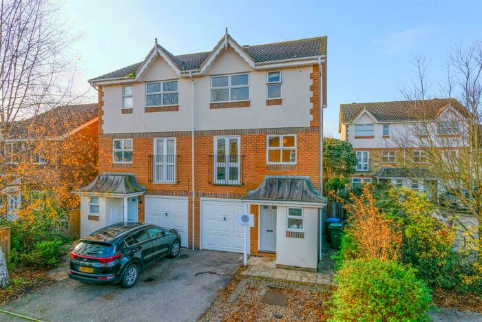3 Bedroom Town House To Rent In Danesfield Close, Walton-On-Thames, KT12