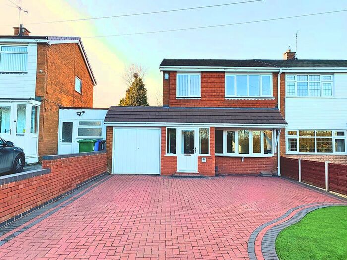 3 Bedroom Semi-Detached House For Sale In Manor Drive, Shareshill, WV10