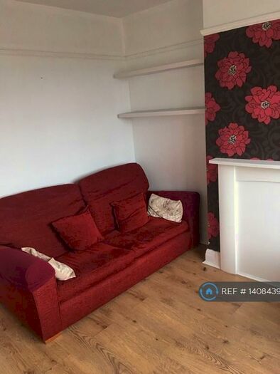 2 Bedroom Flat To Rent In Central Gardens, Morden, SM4