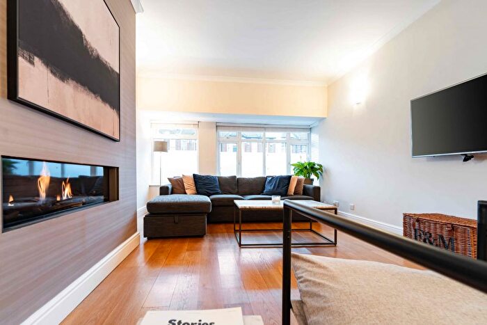 5 Bedroom Semi Detached House For Sale In Ashford Road, South Woodford, London, E18