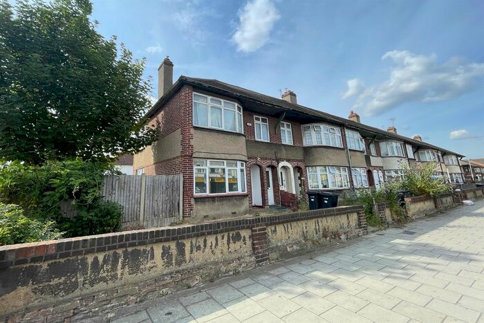 2 Bedroom Flat To Rent In High Road, Chadwell Heath, Romford, RM6