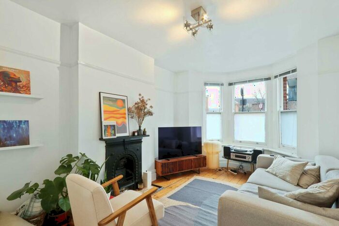3 Bedroom Apartment To Rent In Salcombe Road, Stoke Newington, N16