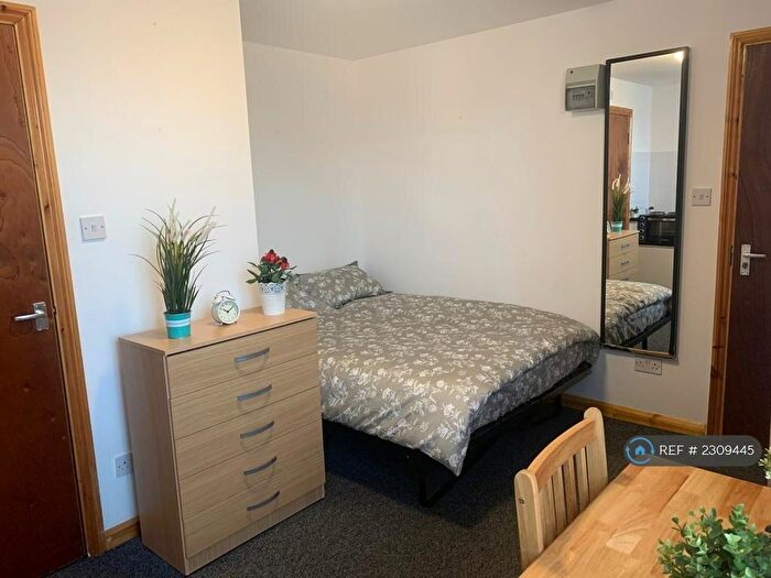 Studio To Rent In Green Lanes, London, N13