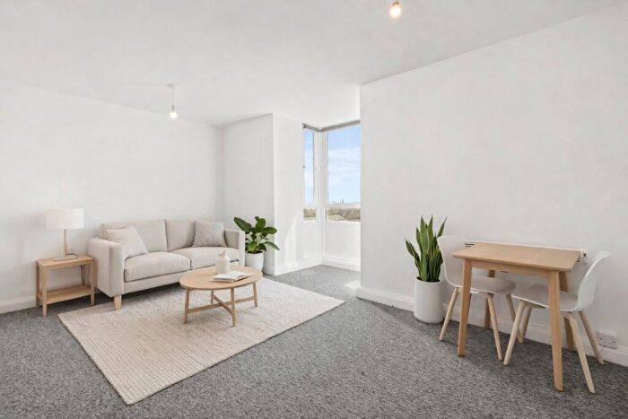 2 Bedroom Flat To Rent In Osprey Heights, Bramlands Close, SW11