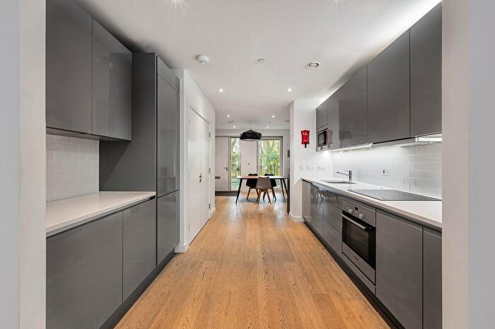 3 Bedroom Maisonette To Rent In Victory Place, Walworth, SE17