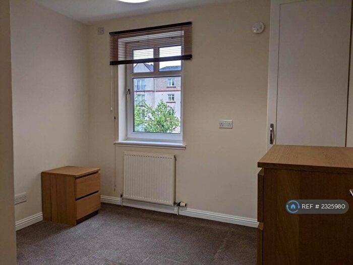 3 Bedroom Flat To Rent In Sinclair Place, Edinburgh, EH11