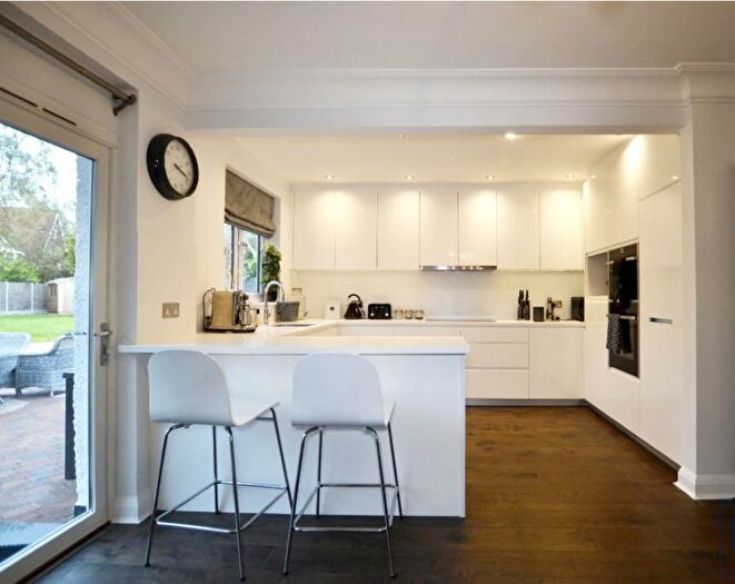 3 Bedroom Detached House To Rent In Yew Tree Close, London, N21