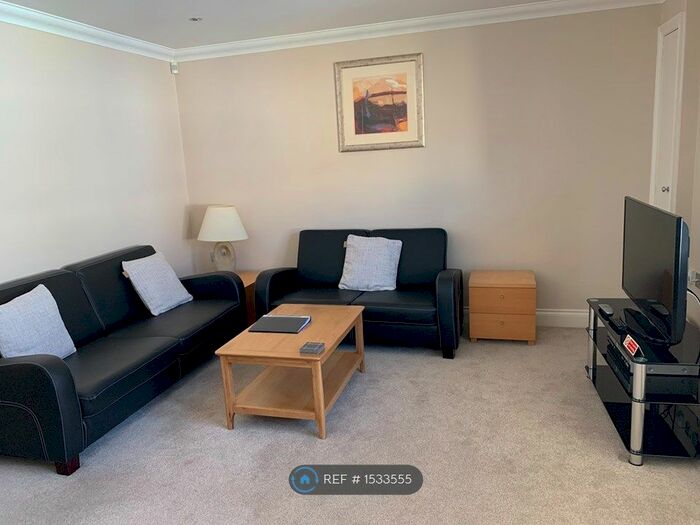 2 Bedroom Flat To Rent In North Street, Egham, TW20