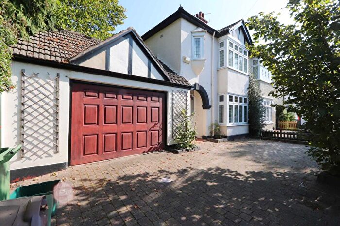 4 Bedroom Semi Detached House To Rent In Lynwood Drive, Worcester Park, KT4