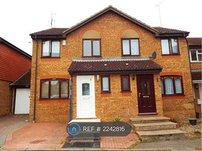 3 Bedroom Semi-Detached House To Rent In Pomeroy Grove, Luton, LU2