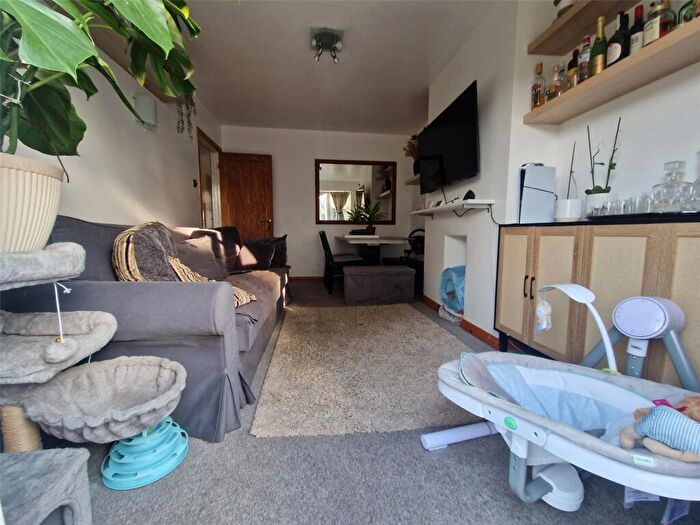 1 Bedroom Apartment To Rent In Whittington Road, Bounds Green, London, N22