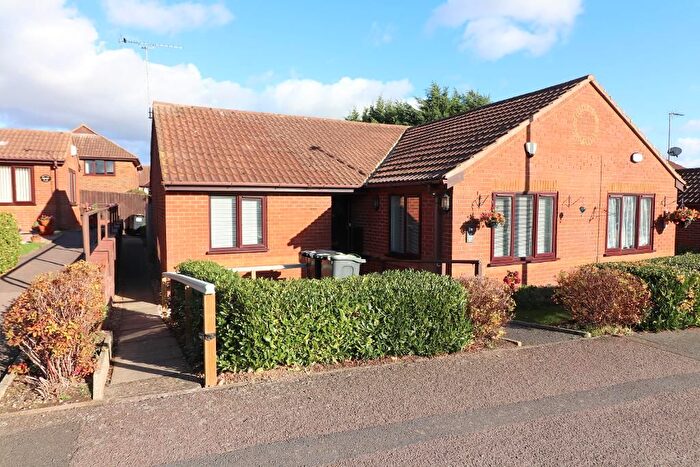 2 Bedroom Bungalow For Sale In Edgcott Close, Luton, Bedfordshire, LU3