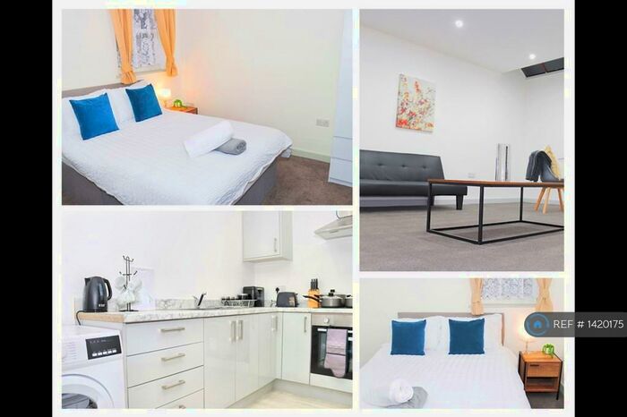 2 Bedroom Flat To Rent In Beeches Court, Burnham, Slough, SL1