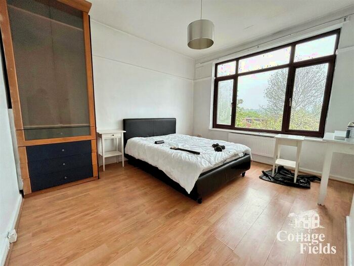 4 Bedroom End Of Terrace House To Rent In Slades Gardens, Enfield - Superb Bedroom In The Heart Of !!, EN2