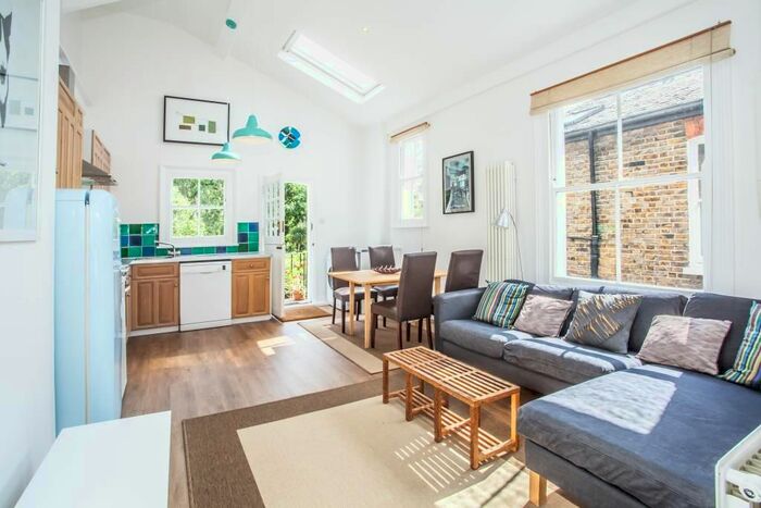 3 Bedroom Maisonette To Rent In Jeddo Road, Shepherds Bush, London, W12