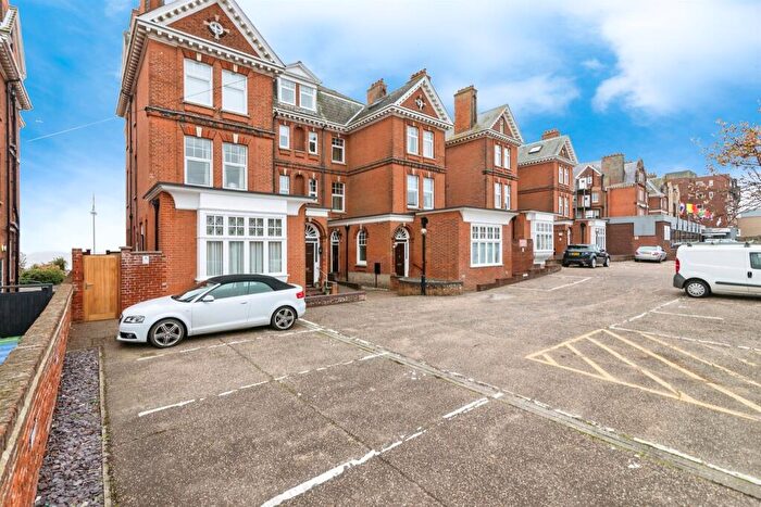 2 Bedroom Flat For Sale In Kirkley Cliff Road, Lowestoft, NR33