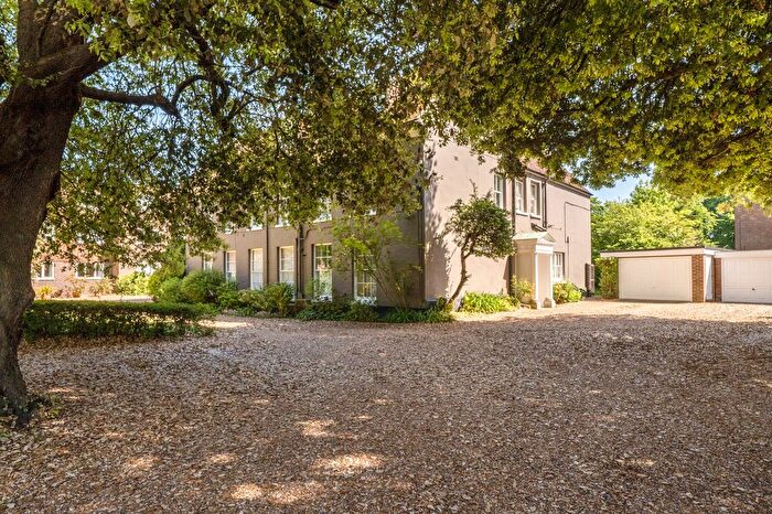 3 Bedroom Flat For Sale In The Hornet, Chichester, PO19