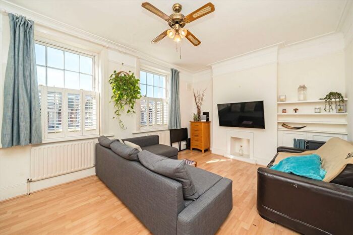 1 Bedroom Flat To Rent In Garratt Lane, Earlsfield, SW18