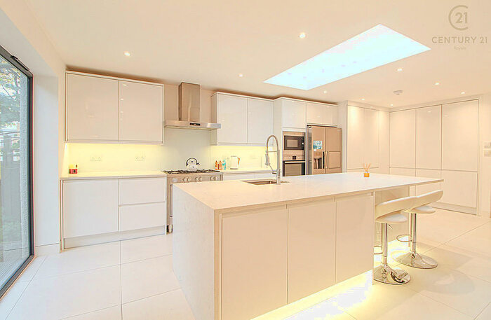 5 Bedroom Semi-Detached House To Rent In Tolworth Rise North, Surbiton, KT5