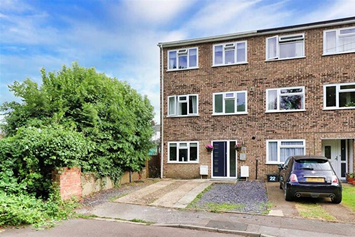 4 Bedroom End Terrace House For Sale In Burn Side, Hoddesdon, EN11