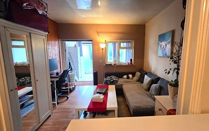 Studio To Rent In Edgware Road, London, NW2