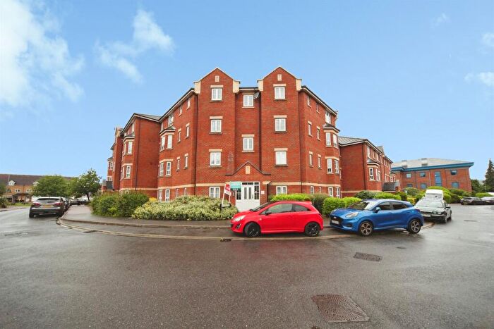 2 Bedroom Flat For Sale In Watling Gardens, Dunstable, LU6