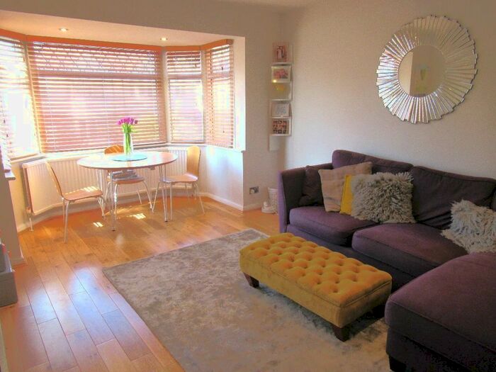 2 Bedroom Flat To Rent In Woodlands Grove, Isleworth, TW7