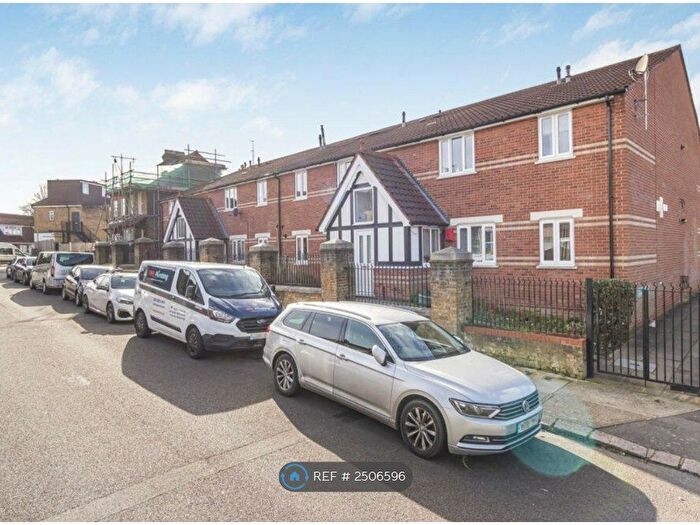 1 Bedroom Flat To Rent In Haynes Close, London, N11