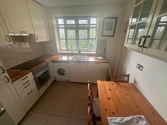 3 Bedroom Flat To Rent In North Circular Road, London, NW11