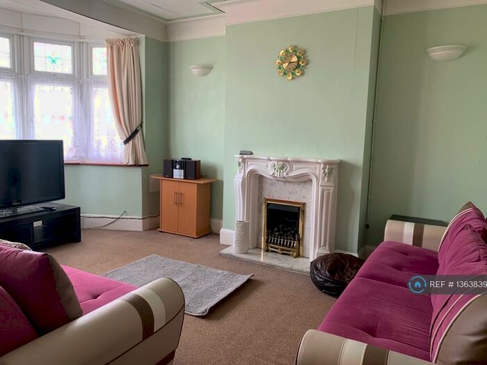 2 Bedroom Maisonette To Rent In Horns Road, Ilford, IG6