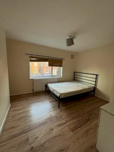 2 Bedroom Maisonette To Rent In Cambridge Heath Road, Bethnal Green, E2