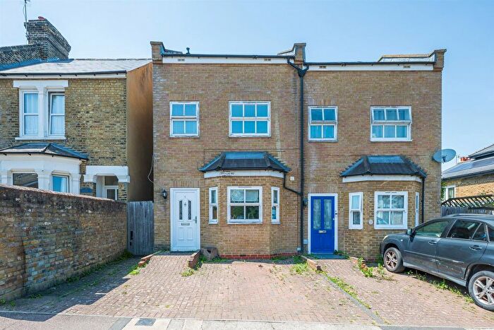 3 Bedroom Property For Sale In Plum Lane, London, SE18