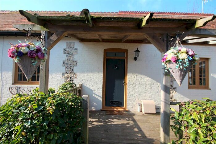 2 Bedroom Cottage To Rent In South Street, Portslade Village, Brighton, BN41