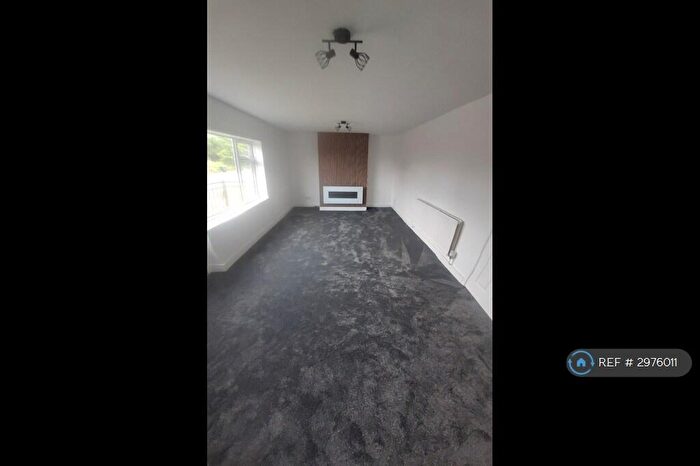 3 Bedroom Maisonette To Rent In Middleton Road, Oldham, OL2
