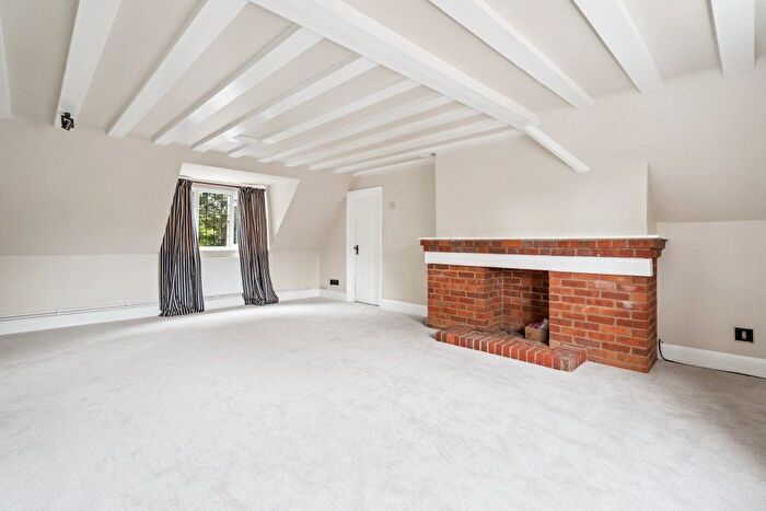 3 Bedroom Flat To Rent In Framewood Road, Stoke Poges, Slough, Buckinghamshire, SL2