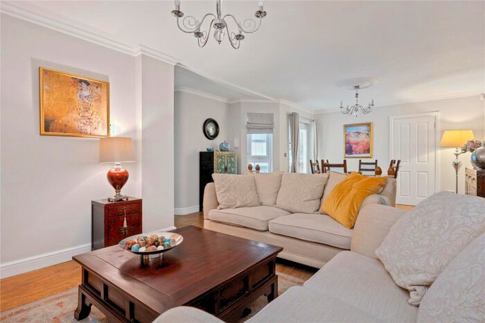 3 Bedroom End Of Terrace House For Sale In Buckingham Mews, London, N1