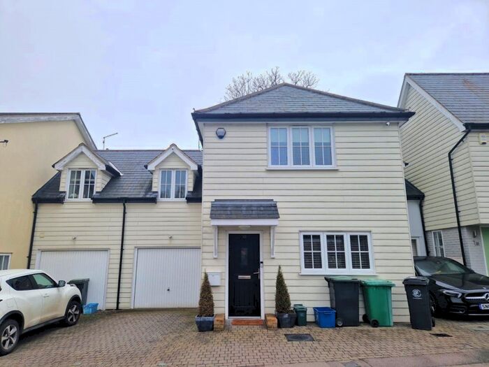 3 Bedroom Property To Rent In Orchard Way, Chigwell, IG7
