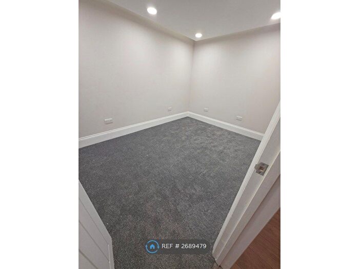 3 Bedroom Flat To Rent In Courtland Avenue, Ilford, IG1