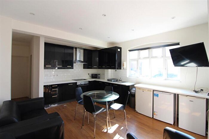 5 Bedroom Semi-Detached House To Rent In Wilton Avenue, Southampton, SO15