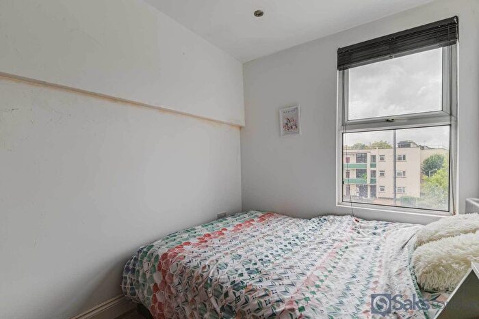 3 Bedroom Flat To Rent In Ritherdon Road, Tooting Bec, London, SW17