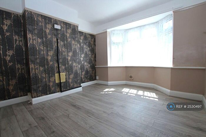 2 Bedroom Maisonette To Rent In Upper Luton Road, Chatham, ME5