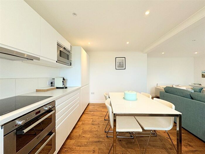 2 Bedroom Flat For Sale In Pentire Avenue, Newquay, TR7