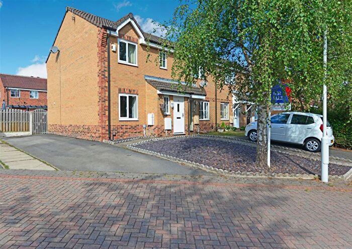 3 Bedroom Town House For Sale In Freestone Mews, Farnley, Leeds, LS12