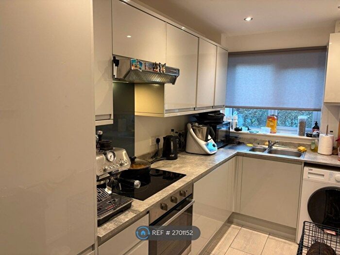 2 Bedroom Flat To Rent In Collingwood Place, Walton-On-Thames, KT12