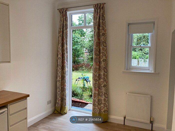 1 Bedroom Flat To Rent In Langley Avenue, Surbiton, KT6