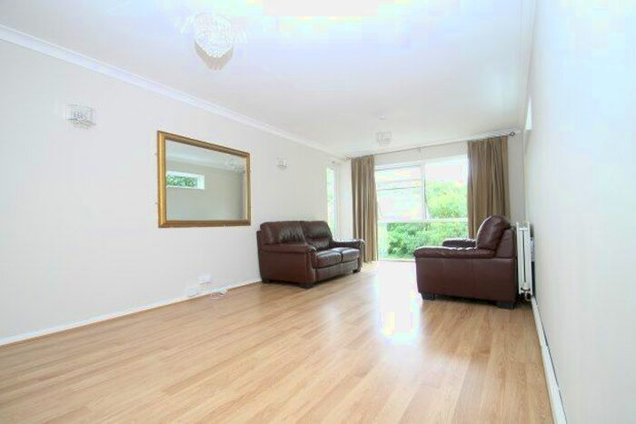 2 Bedroom Flat To Rent In Foxgrove Road, Beckenham, BR3