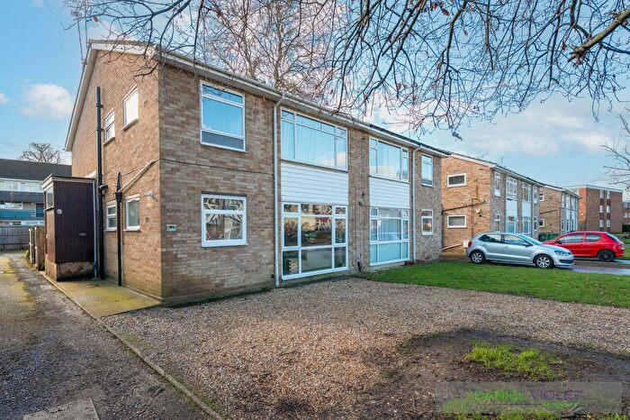 2 Bedroom Maisonette For Sale In Strawberry Lane, Carshalton, SM5